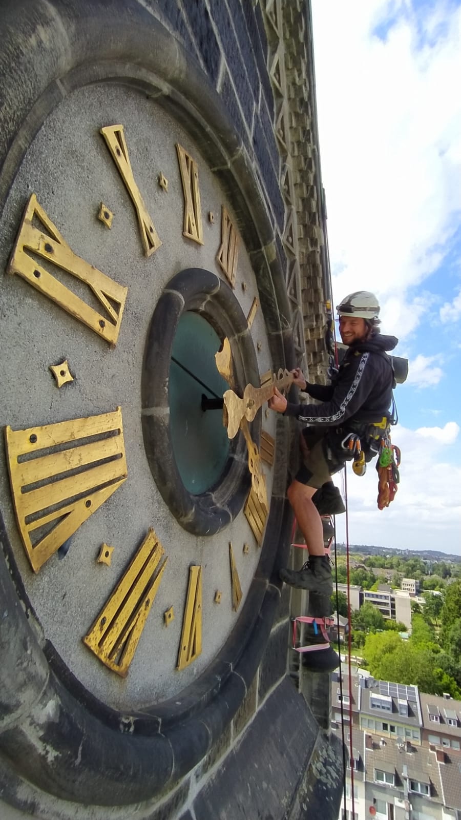 Denkmalschutzarbeiten an einem Kirchturm mittels Seilzugangstechnik zur Instandsetzung der Bausubstanz