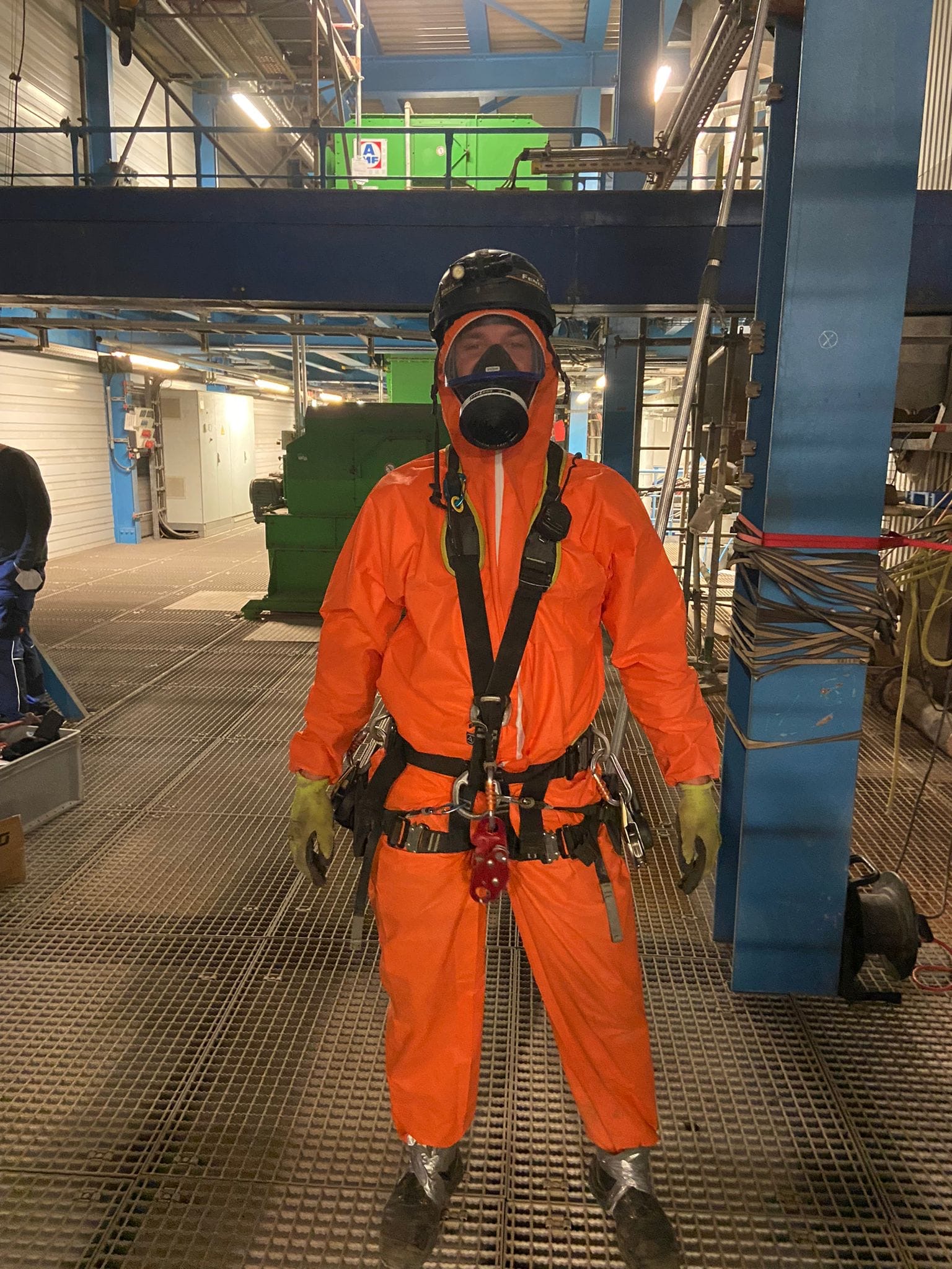Kesselreinigung mittels Seilzugangstechnik FISAT Level 3 Industriekletterer bei der Kesselreinigung mittels Seilzugangstechnik in einer Industrieanlage
