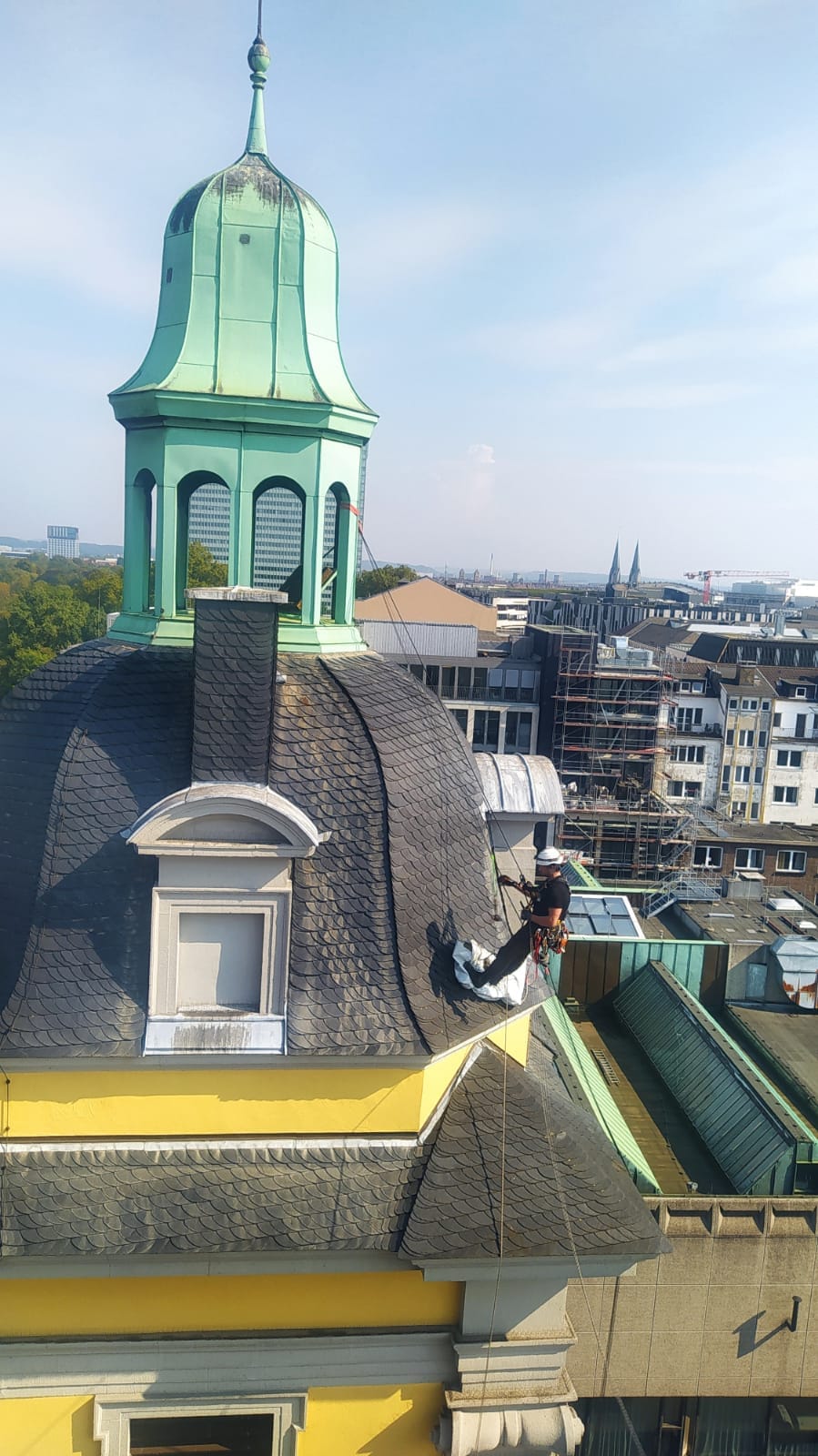 Seilunterstützte Schieferreparatur an einer denkmalgeschützten Schieferfassade in schwer zugänglicher Höhe